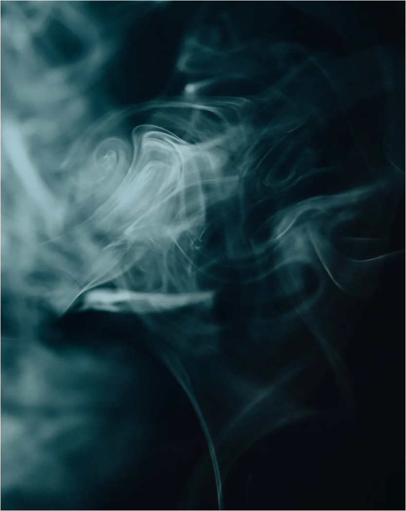Voile de fumée sombre éclairé par une lumière douce